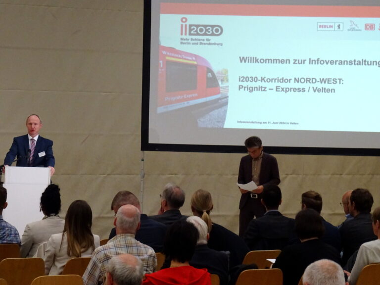 i2030-Infoveranstaltung zum Prignitz-Express - Begrüßungsredner Hartwig Rolf vom MIL, Foto: VBB