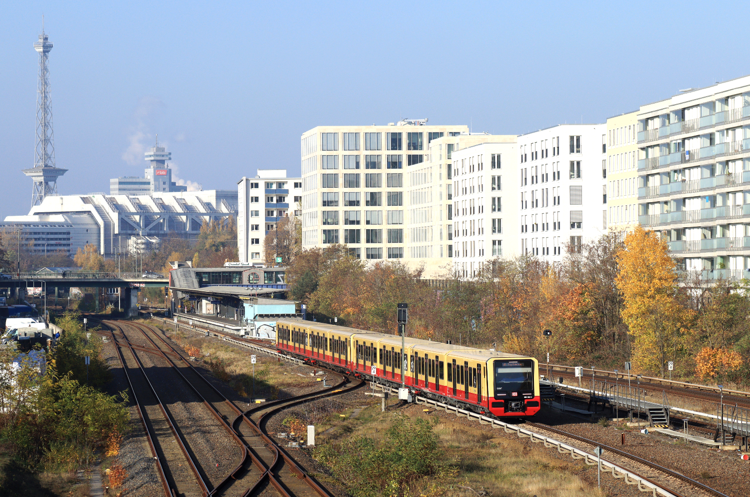 S-Bahn Ausfahrt Halensee, Foto: VBB/Reimann