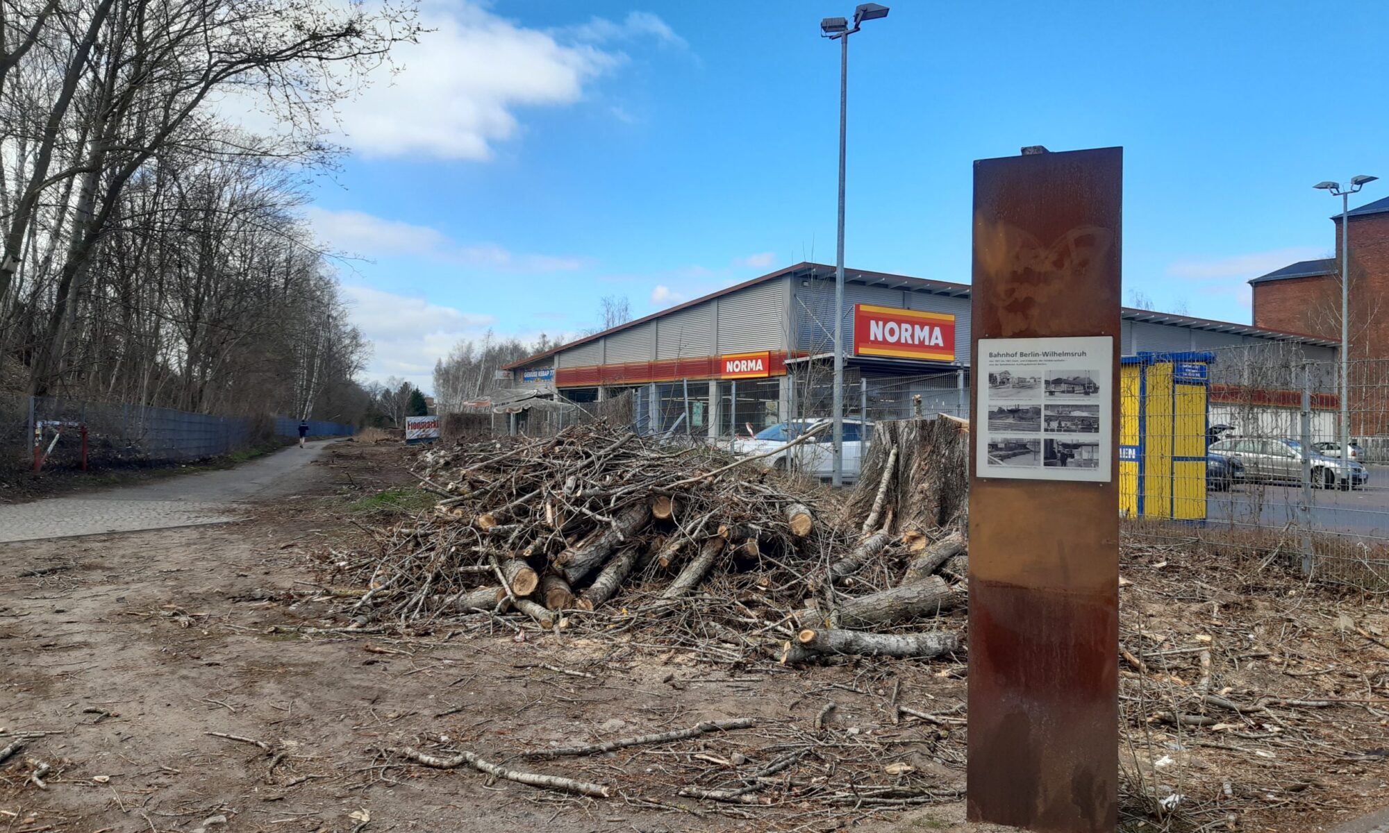 Ursprünglicher Zustand vor Verlegung des Mauerweg und die inzwischen abgebaute Stele der NEB, Foto NEB