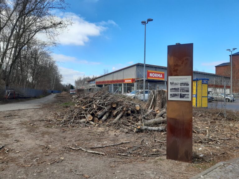 Ursprünglicher Zustand vor Verlegung des Mauerweg und die inzwischen abgebaute Stele der NEB, Foto NEB