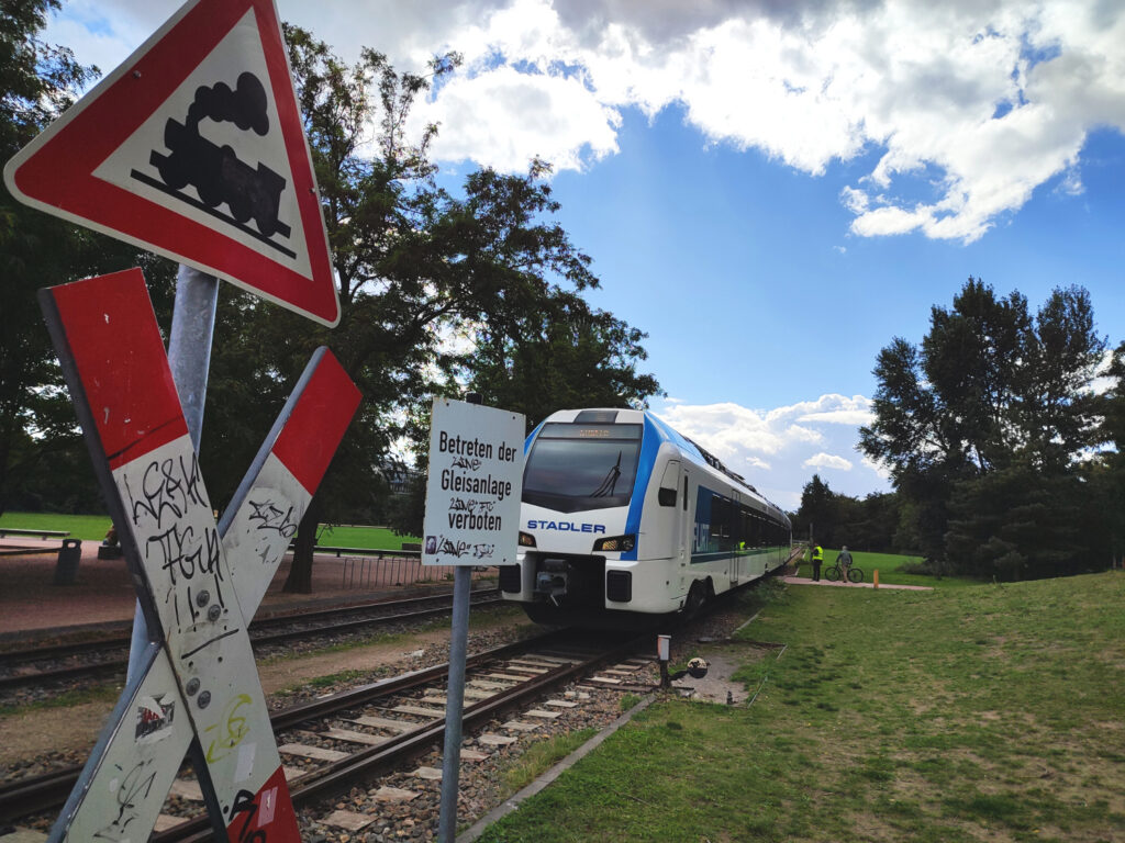 Akkuzug von Stadler unterwegs im Gleisdreieck Park, Foto: VBB