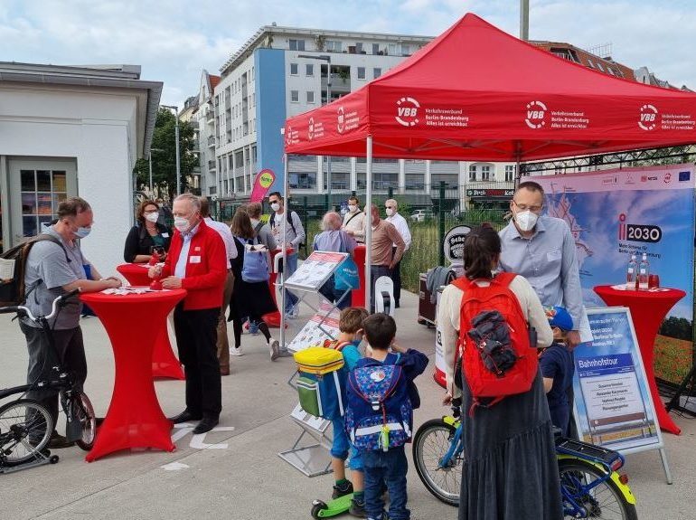 i2030 auf Bahnhofstour am Ostkreuz, im Dialog mit den Fahrgästen, Foto VBB