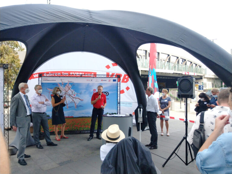 i2030 auf Bahnhofstour in Berlin-Spandau u.a. mit VBB-Geschäftsführerin Susanne Henckel, Minister Guido Beermann, Abteilungsleiter Hartmut Reupke, DB-Konzernbevollmächtigten Alexander Kaczmarek, Foto VBB