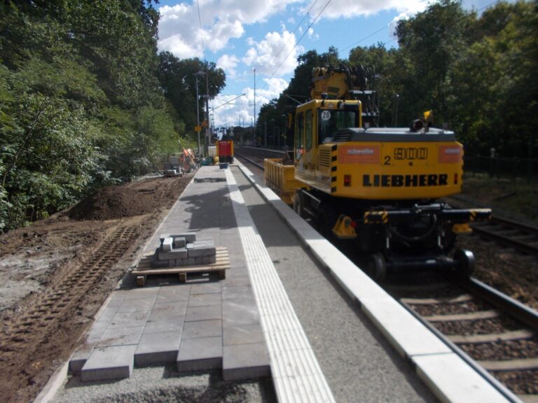 Bahnsteig Hangelsberg, Einbringen des Obermaterials, Foto DB Station&Service