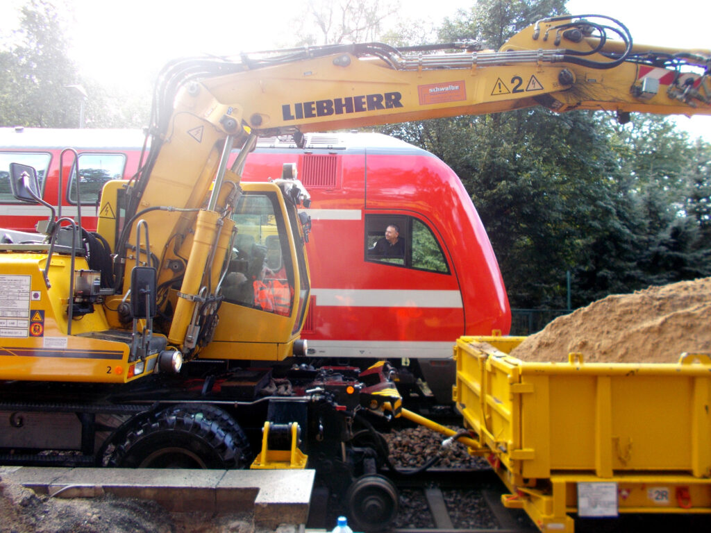 Bahnsteigverlängerung Gleis 2 Bahnhof Hangelsberg, Güter- und Personenverkehr auf Gleis 1 und Arbeiten auf dem Gleis 2, Foto DB Station&Service