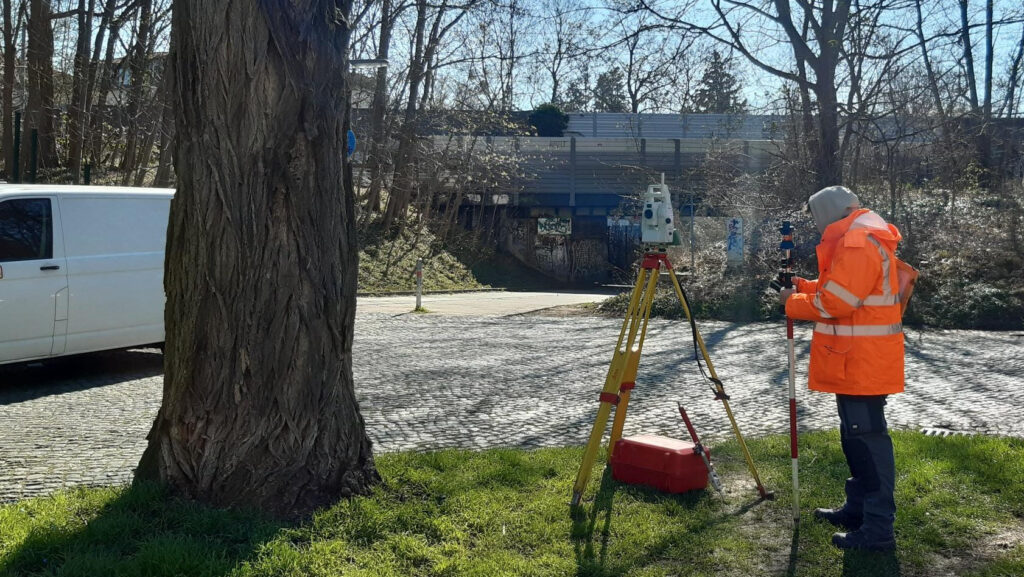 Vermessungen auf der Ausbaustrecke S25 Süd, Foto DB Netz AG