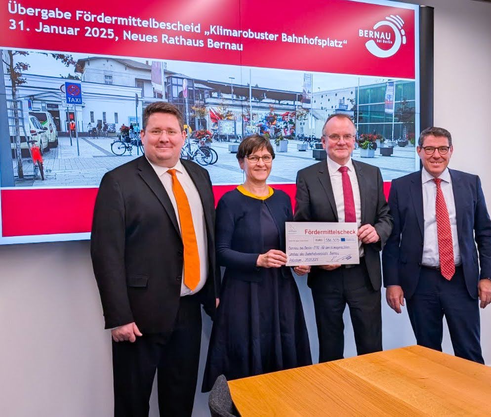 Das Brandenburger Verkehrsministerium übergibt den Fördermittelcheck für die Neugestaltung des Bahnhofsvorplatzes in Bernau, v.r.n.l.: Bernaus Bürgermeister André Stahl, Brandenburgs Infrastrukturminister Detlef Tabbert, Bernaus Baudezernentin Dunja Marx, Vorsitzende der Bernauer SVV Péter Vida / Foto: MIL