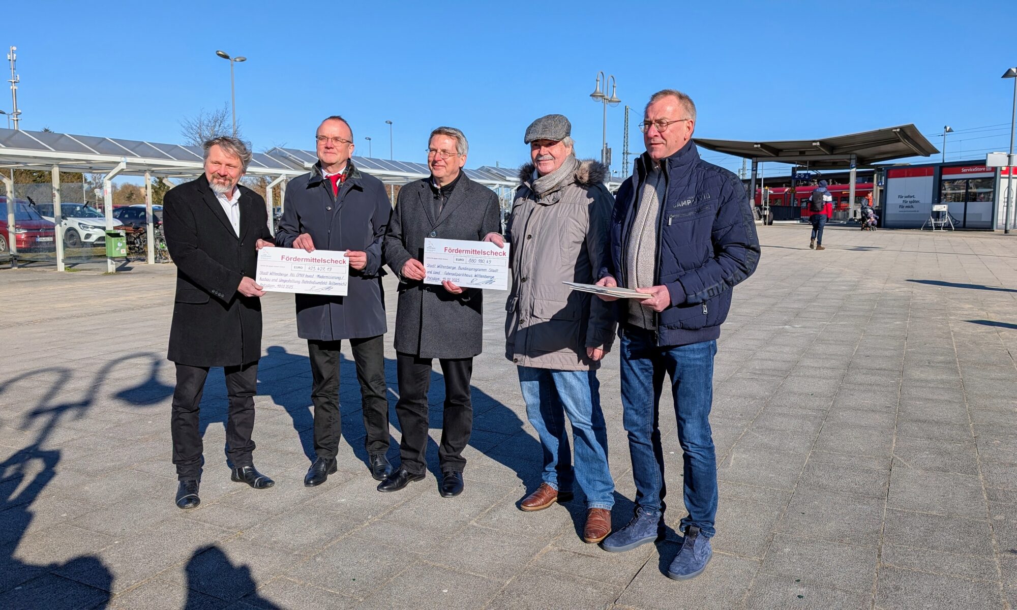 Infrastrukturminister Tabbert übergibt Fördermittelscheks in Wittenberge auf dem Bahnhofsvorplatz Bild vergrößern Infrastrukturminister Tabbert übergibt Fördermittelscheks in Wittenberge auf dem Bahnhofsvorplatz, Foto: MIL