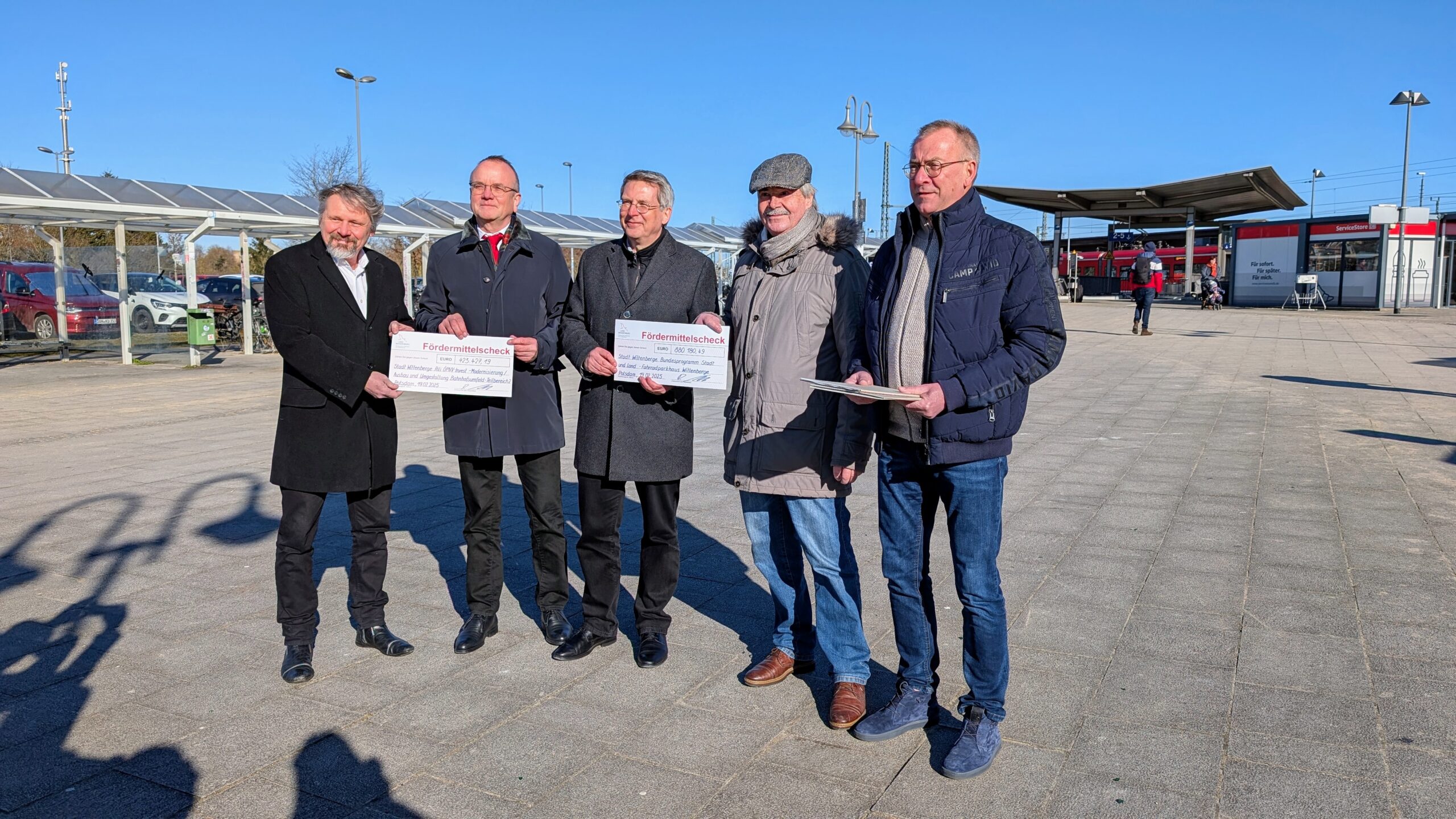 Infrastrukturminister Tabbert übergibt Fördermittelscheks in Wittenberge auf dem Bahnhofsvorplatz Bild vergrößern Infrastrukturminister Tabbert übergibt Fördermittelscheks in Wittenberge auf dem Bahnhofsvorplatz, Foto: MIL